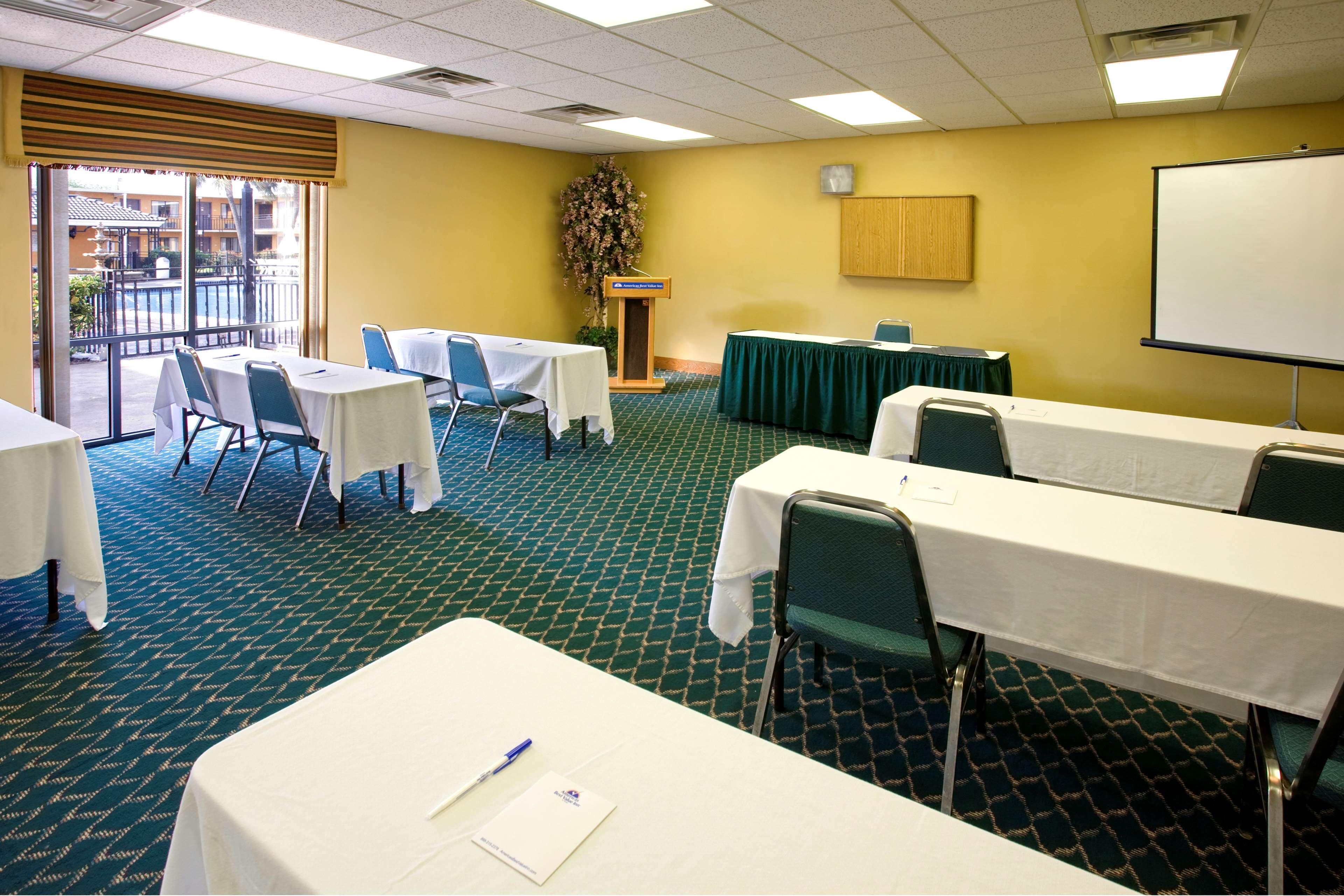 Americas Best Value Inn Ларедо Зручності фото